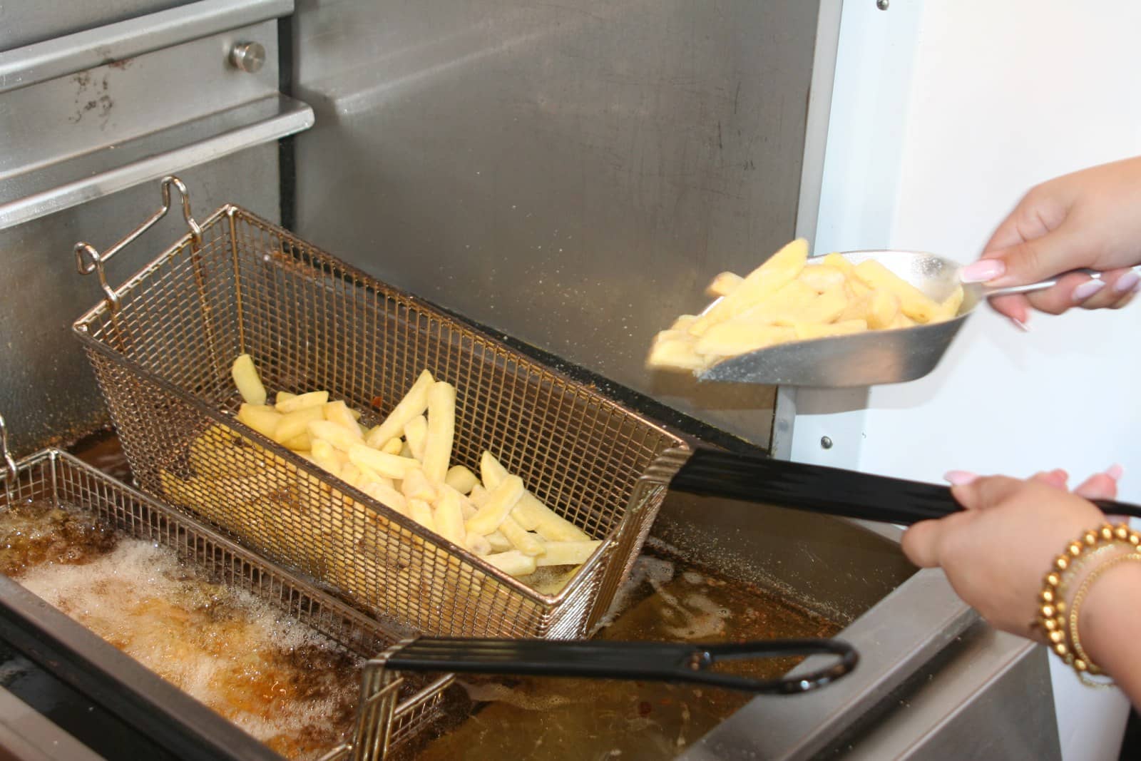 Verse friet gaat uit het frituurmandje