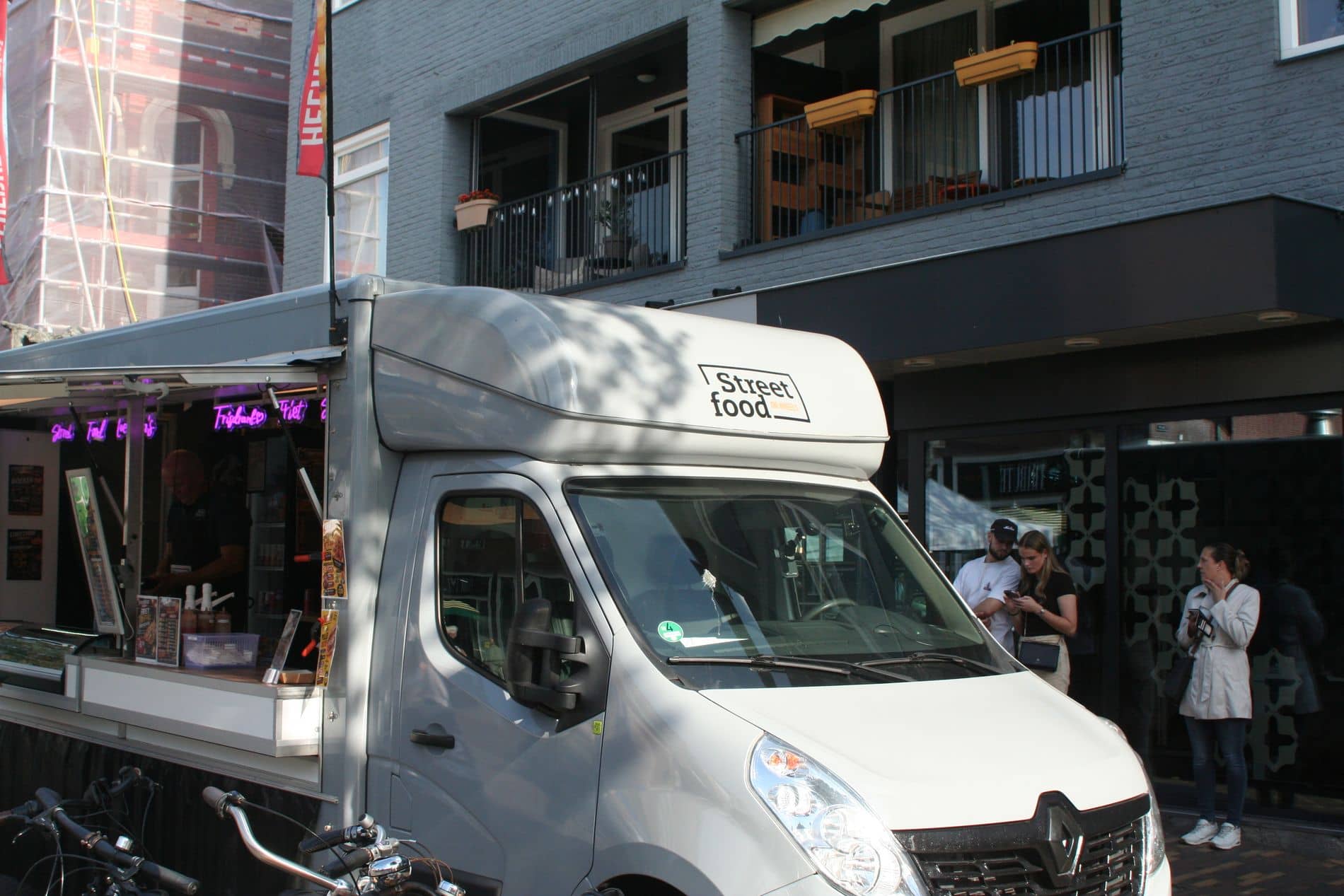 De foodtruck van voren, met het logo op de cabine
