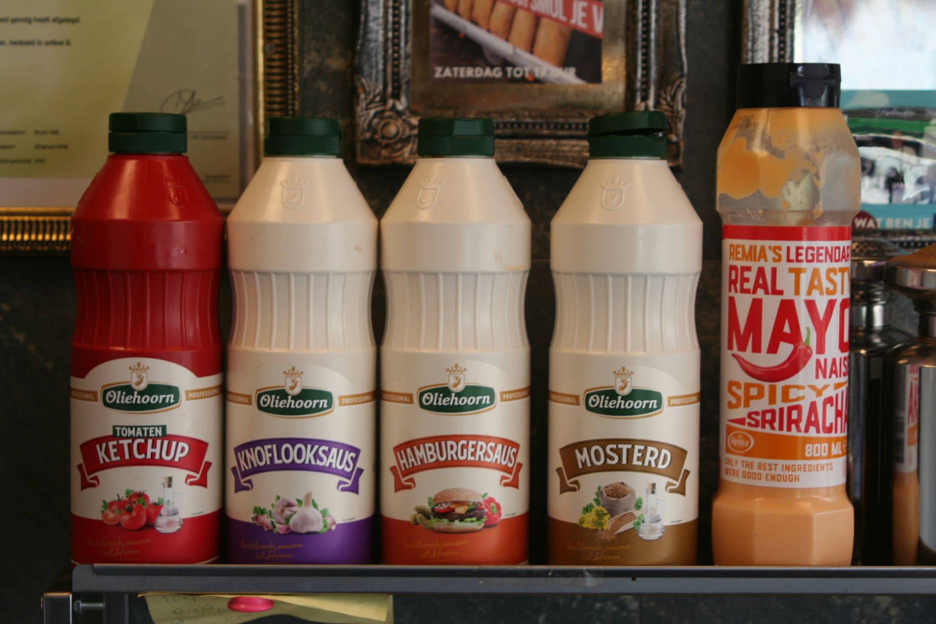 Flessen ketchup, knoflooksaus, hamburgersaus, mosterd en sriracha-mayo