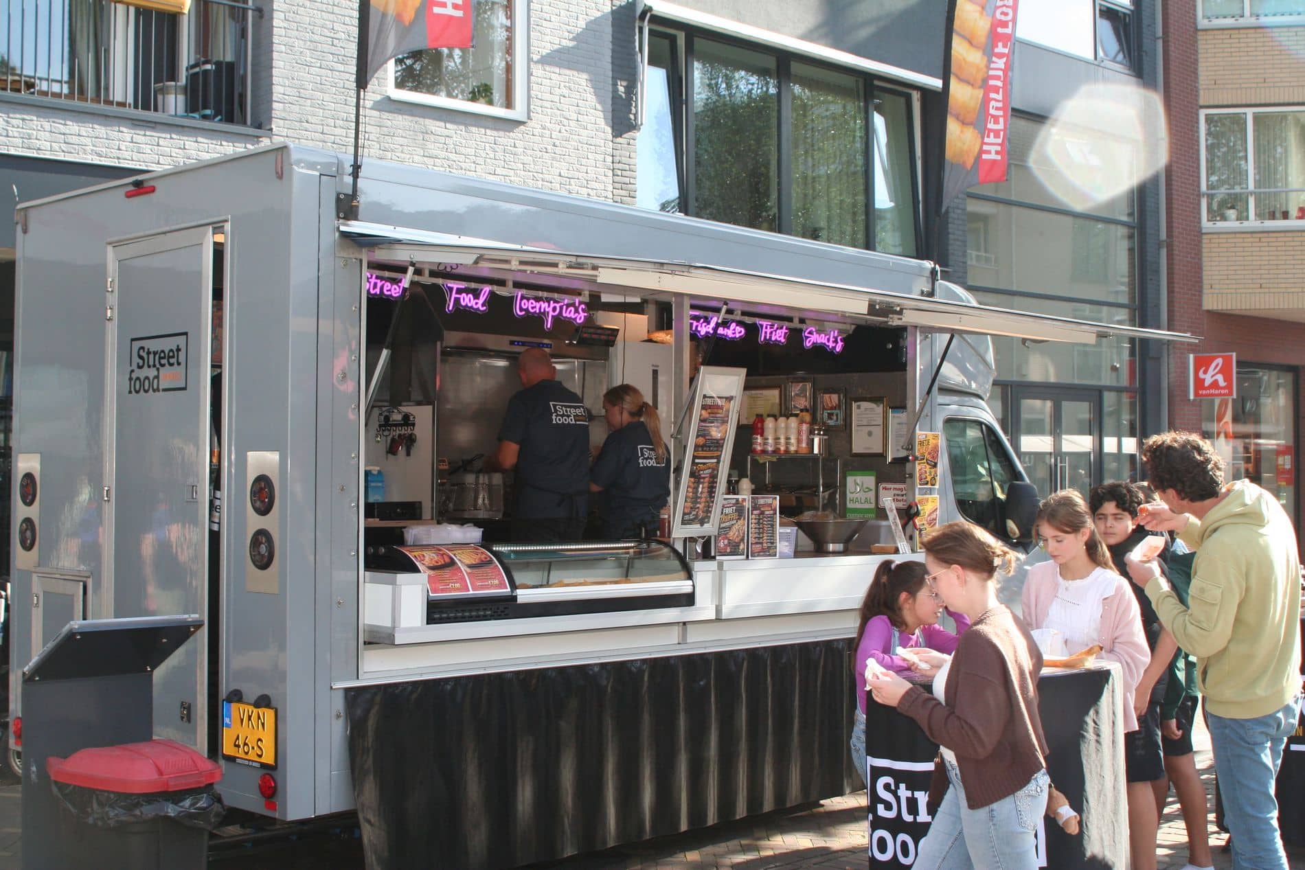 De foodtruck van opzij, met klanten aan de toonbank