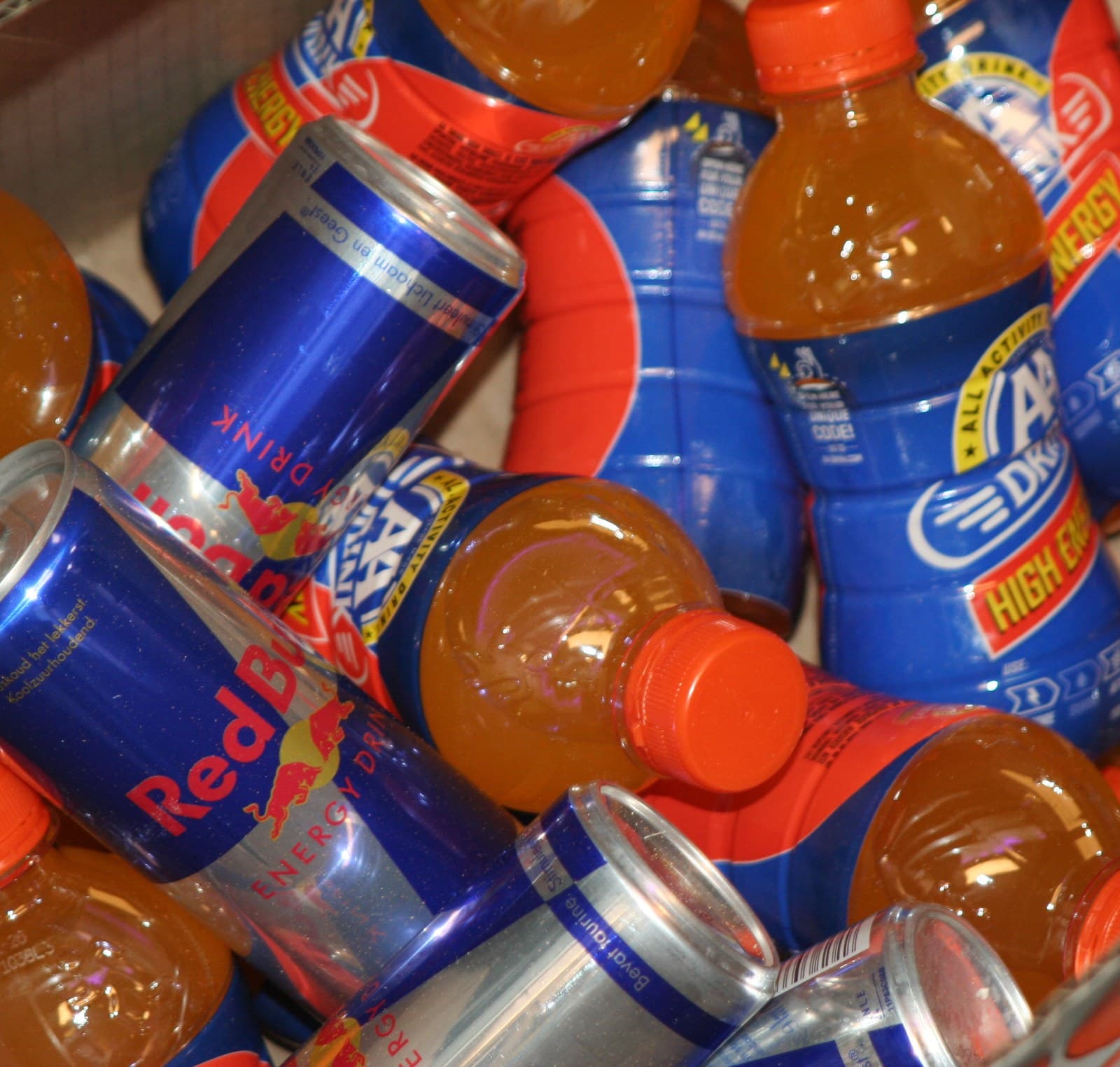 Gekoelde blikjes Red Bull en flesjes AA Drink
