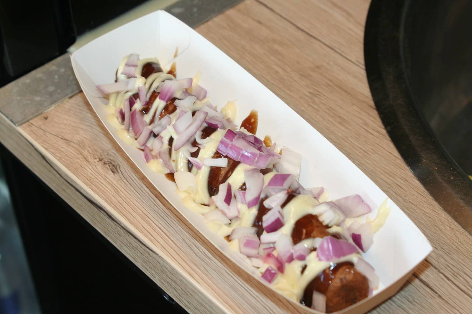 Frikandel speciaal met curry, mayonaise en uitjes