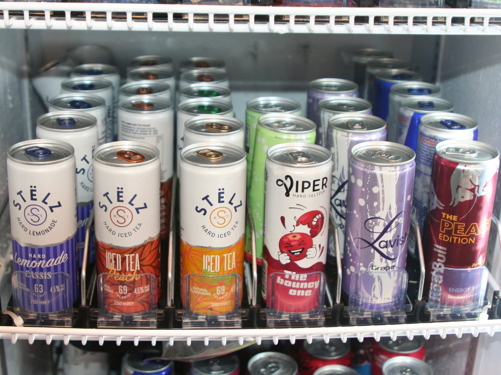 Gekoelde blikjes Stëlz Hard Lemonade en Hard Iced Tea, Viper en Lavish in de koeling