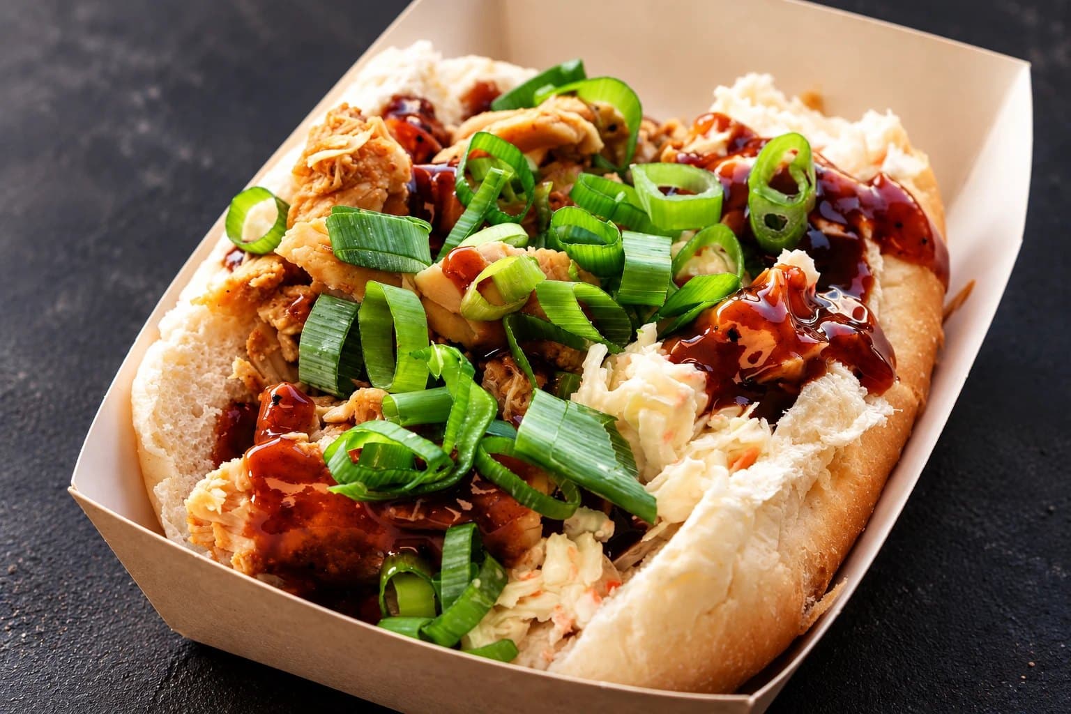 Broodje pulled chicken met coleslaw, barbecuesaus en lente-ui