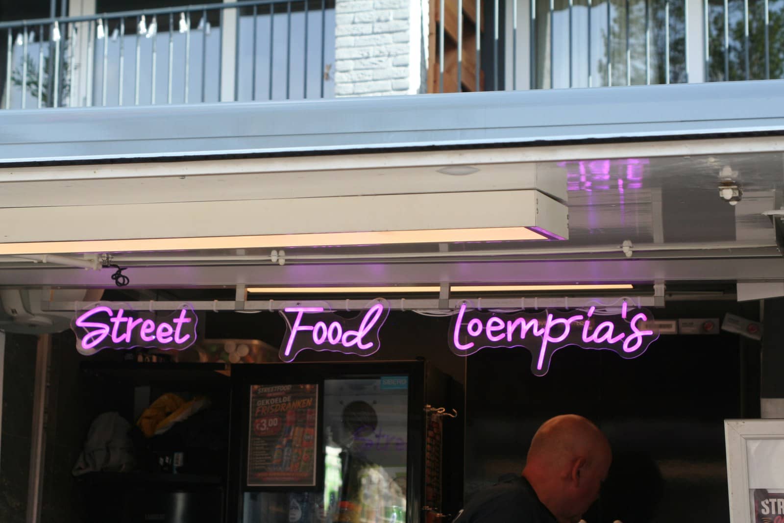 Roze neonletters in de truck: Street, Food, Loempia's