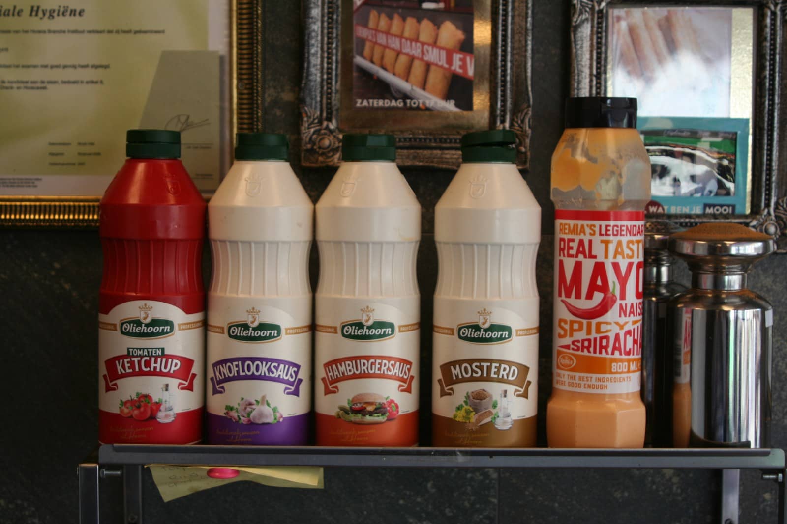 Flessen ketchup, knoflooksaus, hamburgersaus en mosterd